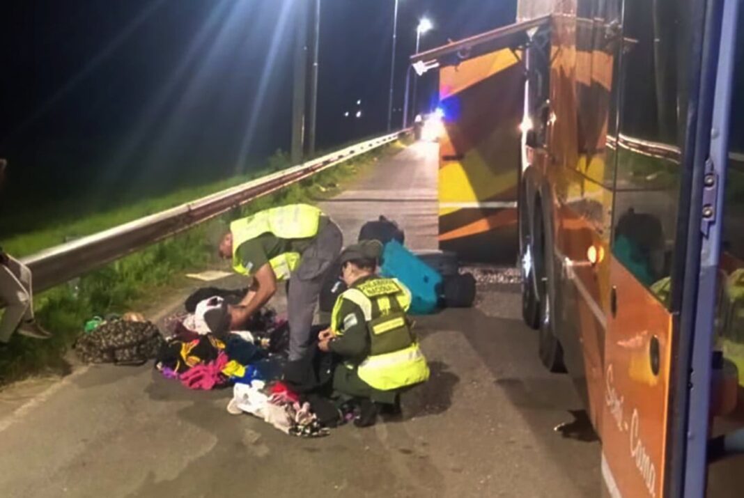 Gendarmería Nacional realiza control en ruta, imagen referencial de un operativo de seguridad.