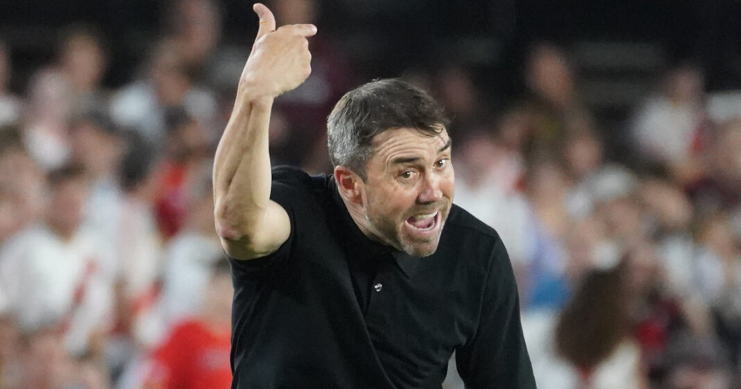 Jugadores de River Plate y Belgrano en acción durante un partido de fútbol.