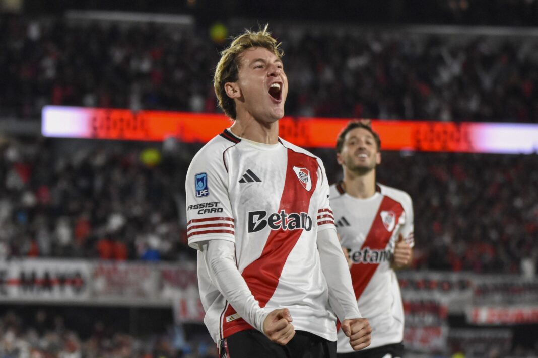 Jugadores de River Plate celebrando un gol durante el partido de Pascuas.