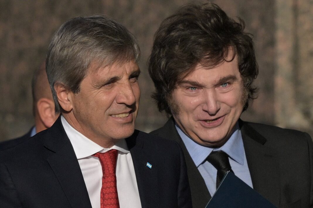 El ministro de Economía, Luis Caputo, en una reunión de trabajo.