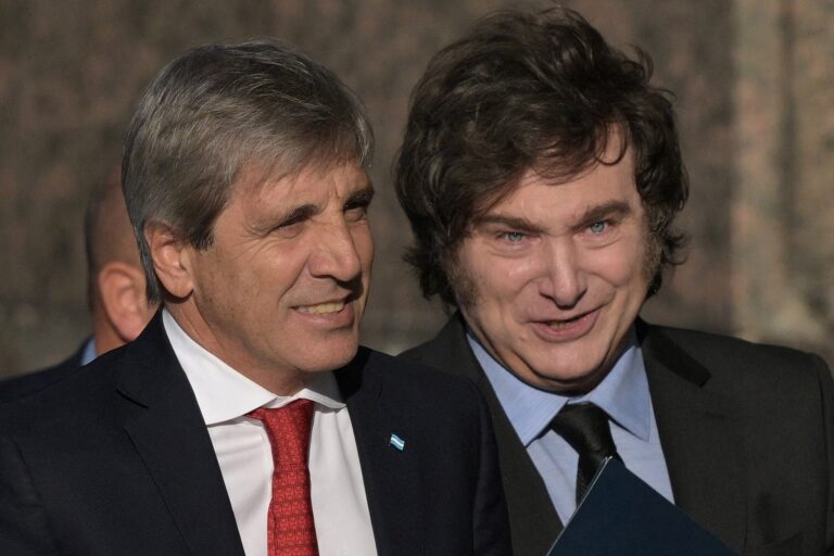 El ministro de Economía, Luis Caputo, en una reunión de trabajo.