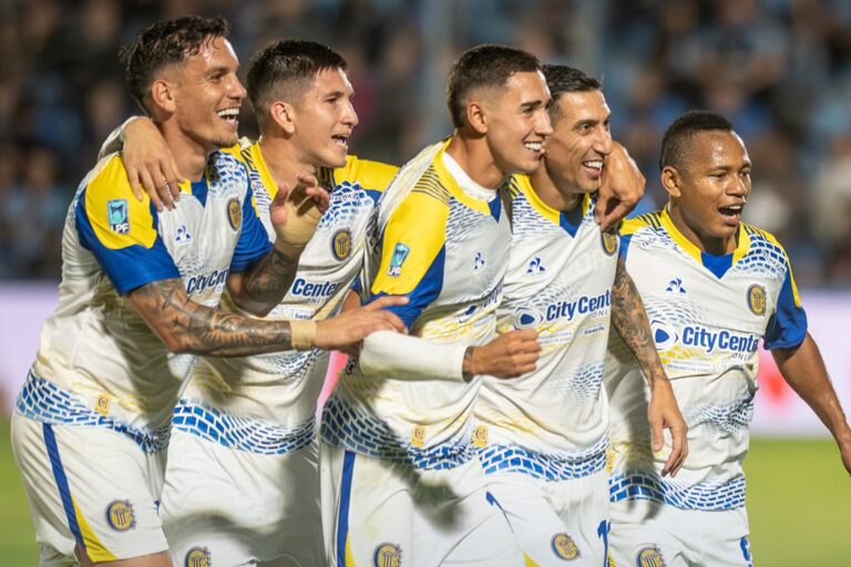Jugadores de Rosario Central celebrando el triunfo frente a Estudiantes de Río Cuarto