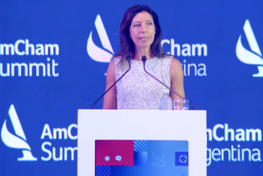 Mariana Schoua, presidenta de AmCham Argentina, durante su presentación en un encuentro empresarial.