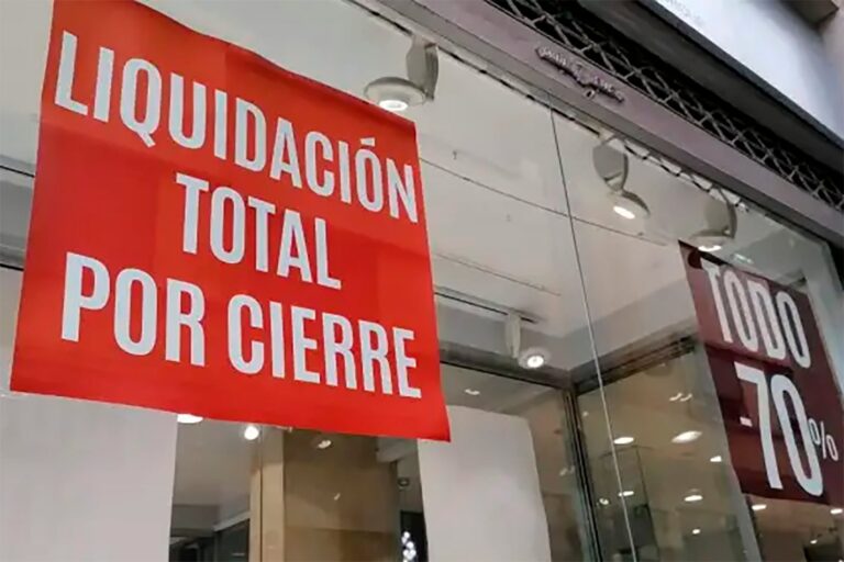 Gráfico de barras mostrando la cantidad de cierres de empresas por sector en Argentina durante 2025.