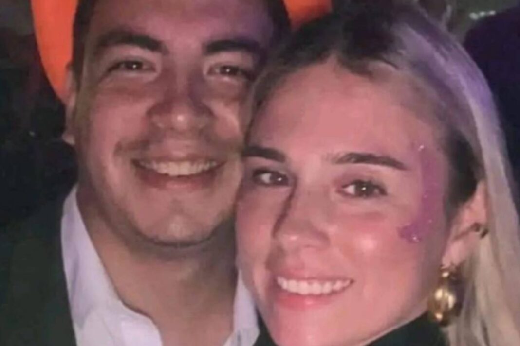 Vehículo blanco cubierto de barro y ramas en un canal de desagüe, tras el temporal en Tucumán.