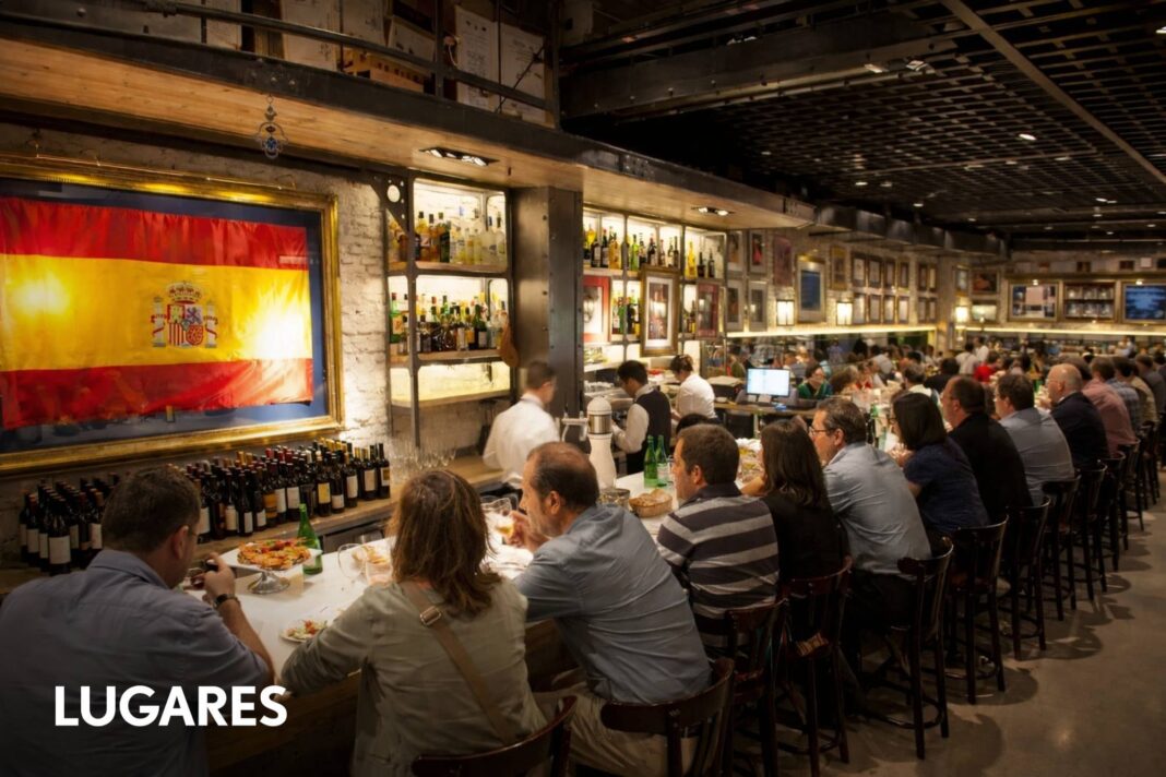 Persona disfrutando de una comida en la barra de un restaurante moderno.