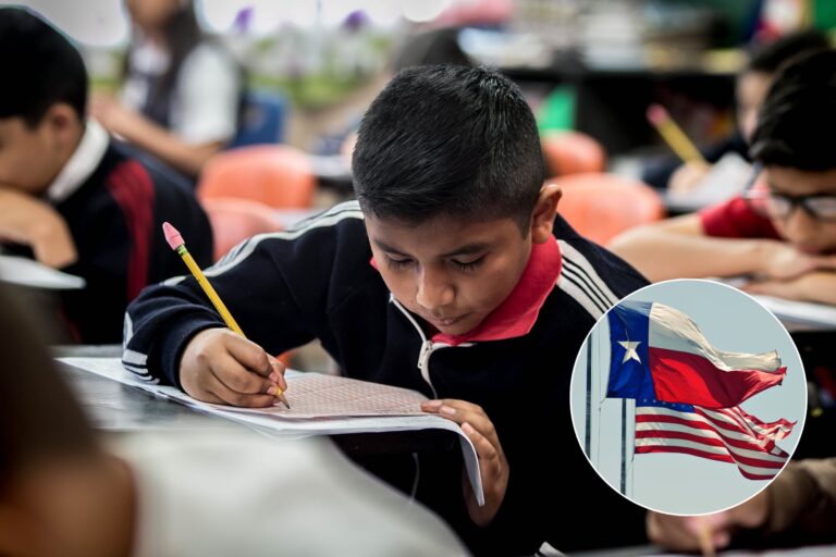 Ilustración de libros de texto y una bandera de Texas sobre un pupitre escolar.
