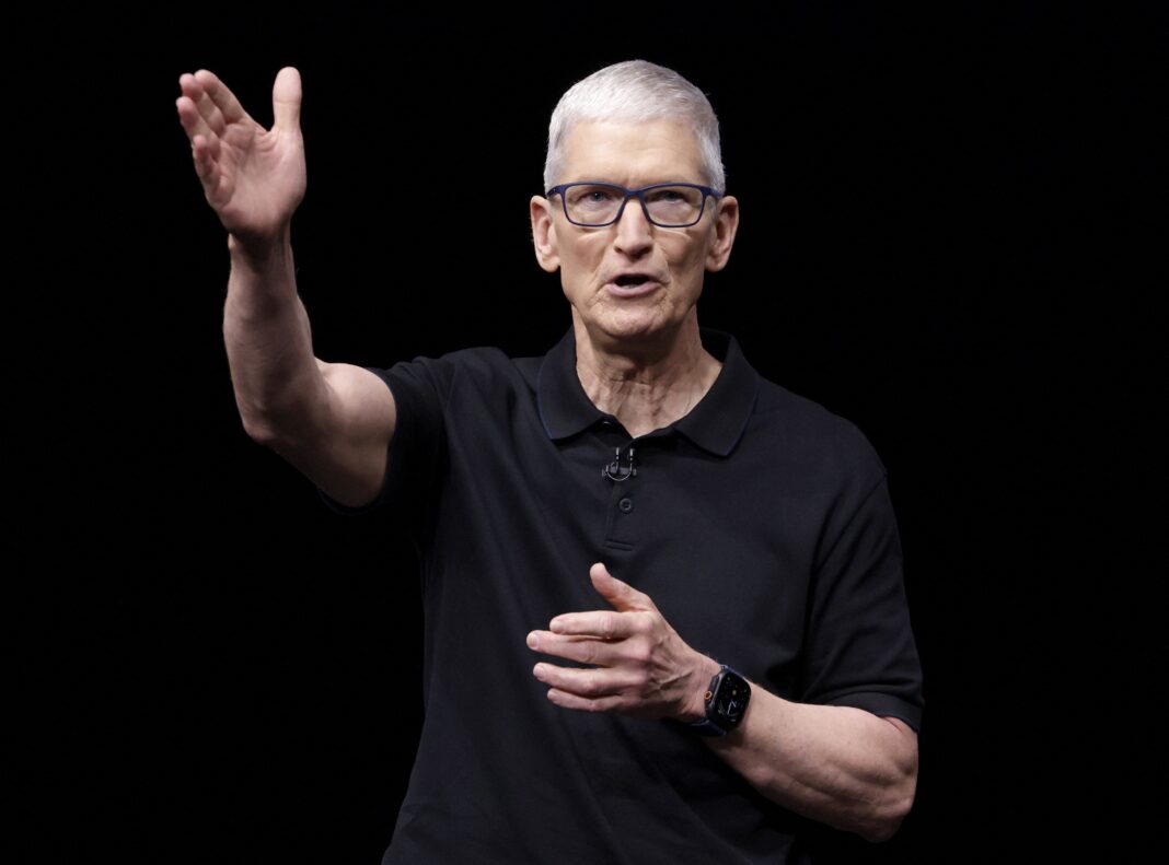 Tim Cook, CEO de Apple, durante una entrevista.
