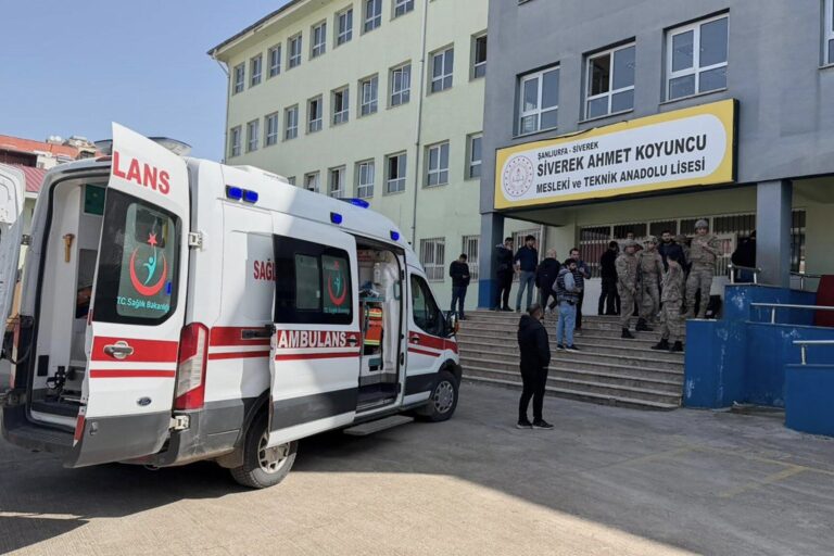 Imagen referencial: Estudiantes y personal fuera de una escuela tras un incidente de seguridad.