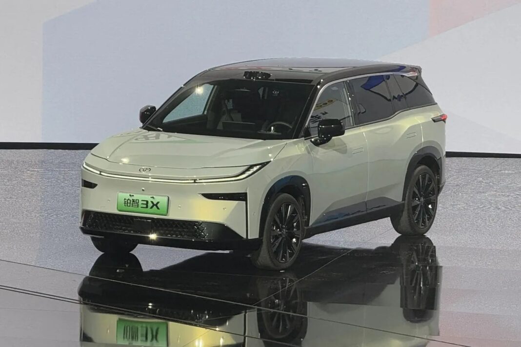 SUV eléctrico Toyota bZ3X de color gris, con diseño moderno y frontal característico de la marca.