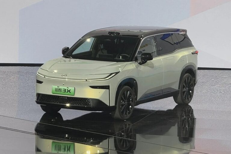 SUV eléctrico Toyota bZ3X de color gris, con diseño moderno y frontal característico de la marca.