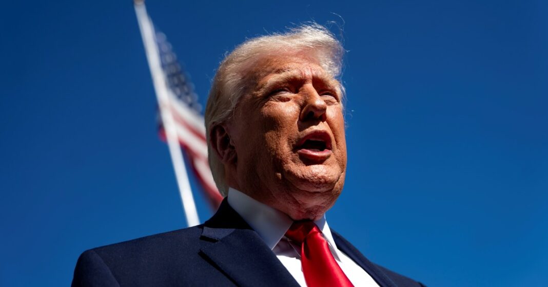 Donald Trump durante una declaración sobre relaciones con China e Irán