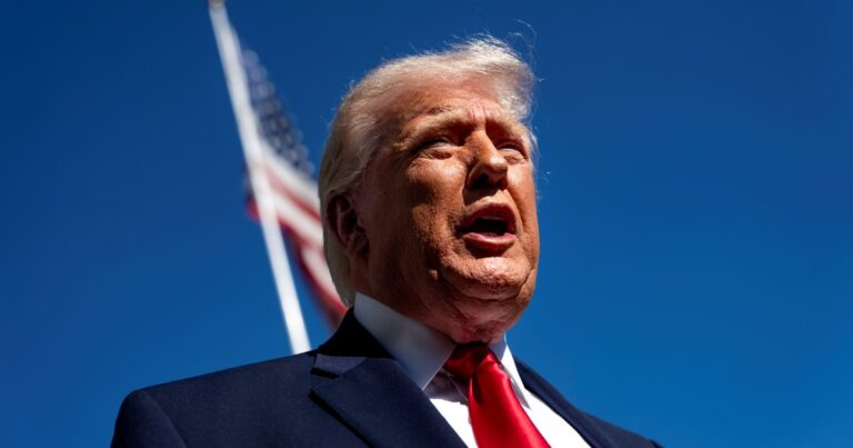 Donald Trump durante una declaración sobre relaciones con China e Irán