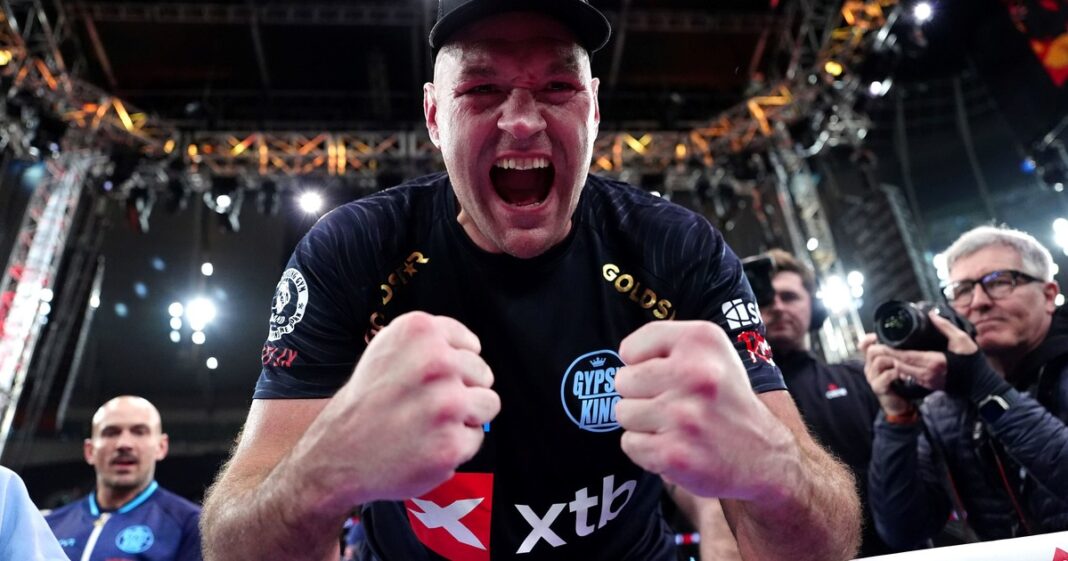 Tyson Fury celebra su victoria en el ring del estadio de Tottenham, Londres.