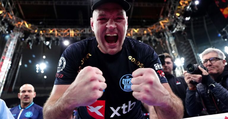 Tyson Fury celebra su victoria en el ring del estadio de Tottenham, Londres.