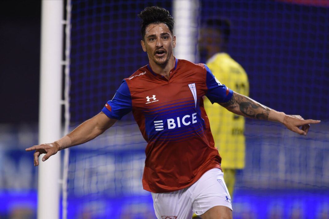Jugadores de Universidad Católica celebran un gol en el estadio Claro Arena.