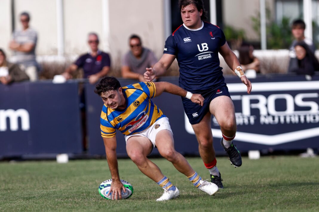 Jugadores de rugby en acción durante un partido del URBA Top 14