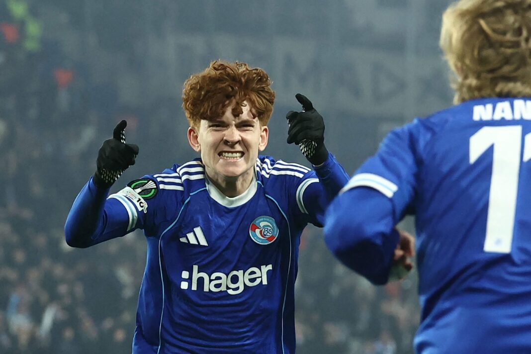 Valentín Barco, futbolista argentino del Racing de Estrasburgo, en acción durante un partido.