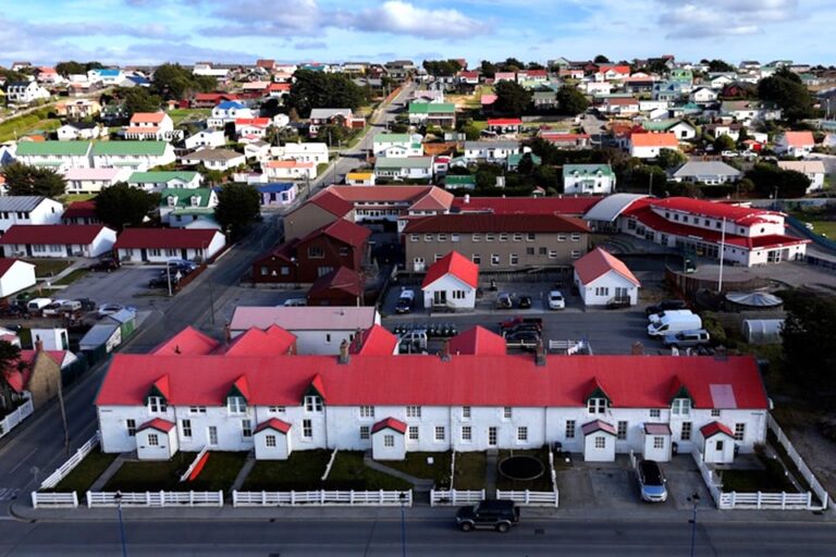 Vista panorámica de Puerto Argentino (Stanley) en las Islas Malvinas