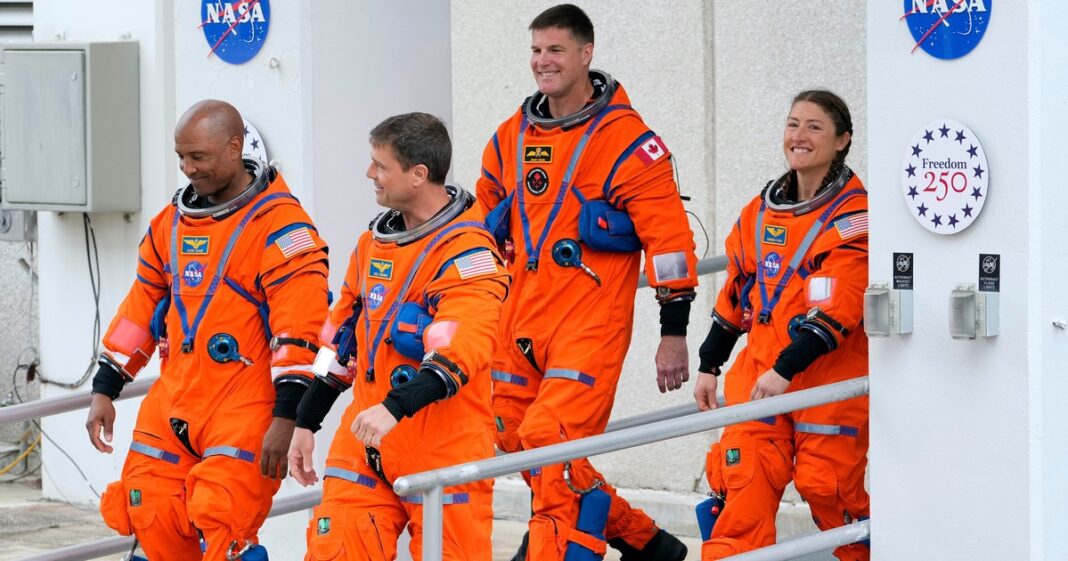 Interior de la cápsula Orion con los cuatro astronautas de la misión Artemis II en microgravedad.