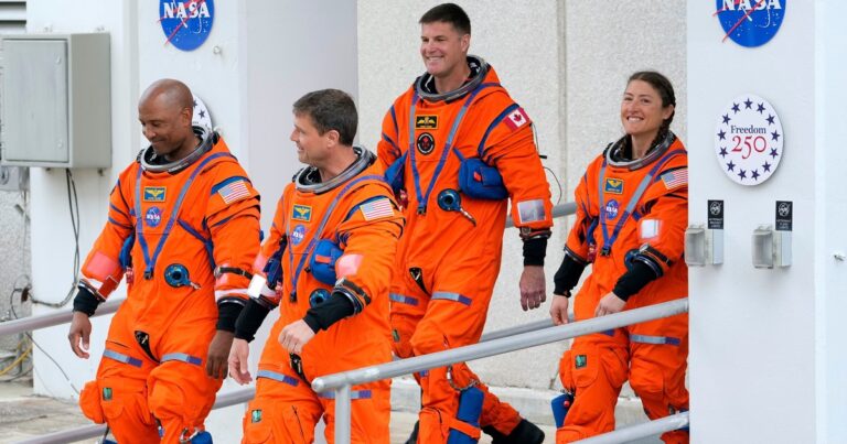 Interior de la cápsula Orion con los cuatro astronautas de la misión Artemis II en microgravedad.