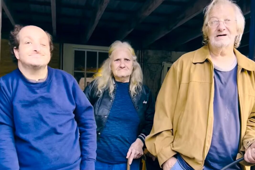 Miembros de la familia Whittaker en su casa en Odd, Virginia Occidental