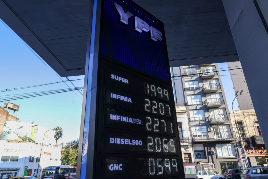 Estación de servicio YPF con surtidor mostrando precio del combustible