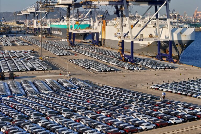 Industria automotriz argentina: autos en línea de producción en una planta de fabricación