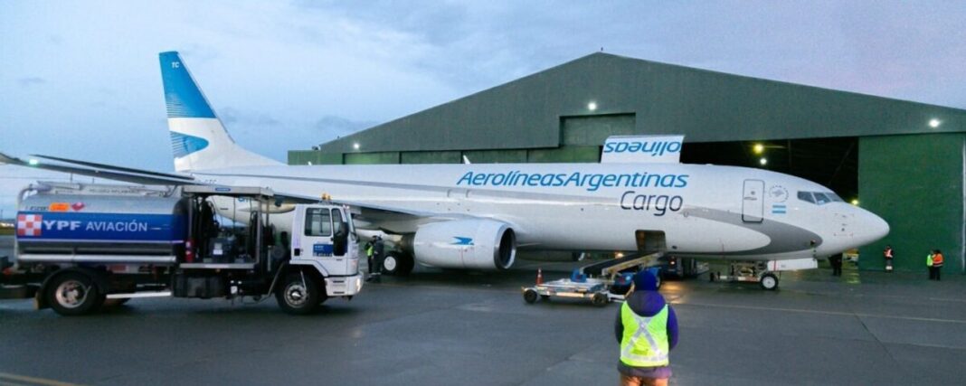 Avión de carga en aeropuerto argentino