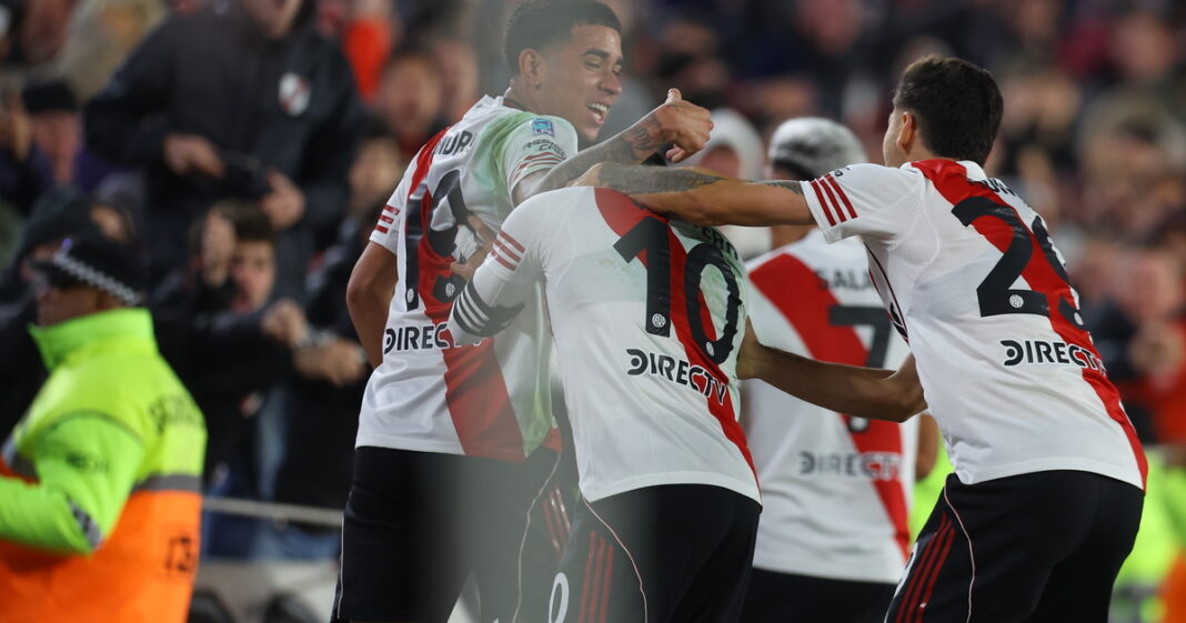 Estadio Monumental con jugadores de River y San Lorenzo en un partido de octavos de final del Torneo Clausura 2026