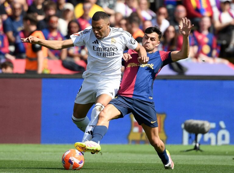 Jugadores de Barcelona y Real Madrid disputando el balón en el Camp Nou durante el clásico de LaLiga 2025-2026