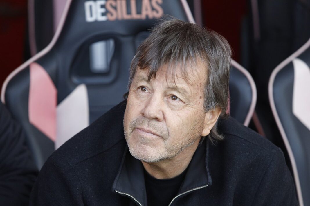 Jugadores de Belgrano de Córdoba en formación durante un partido