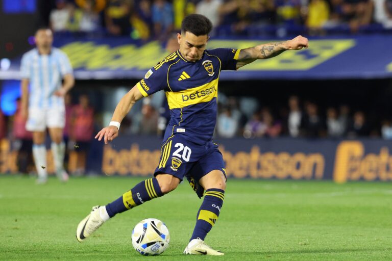 Escudos de Boca Juniors y Central Córdoba enfrentados en el estadio Único Madre de Ciudades