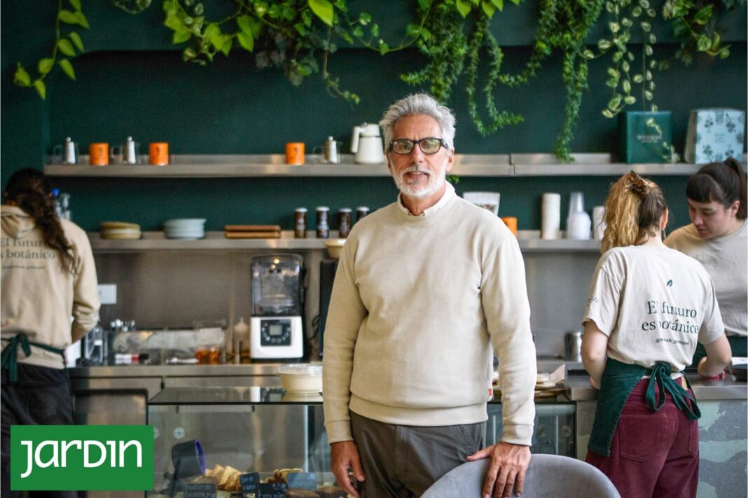 Interior de Botanicafé con plantas colgantes y diseño orgánico
