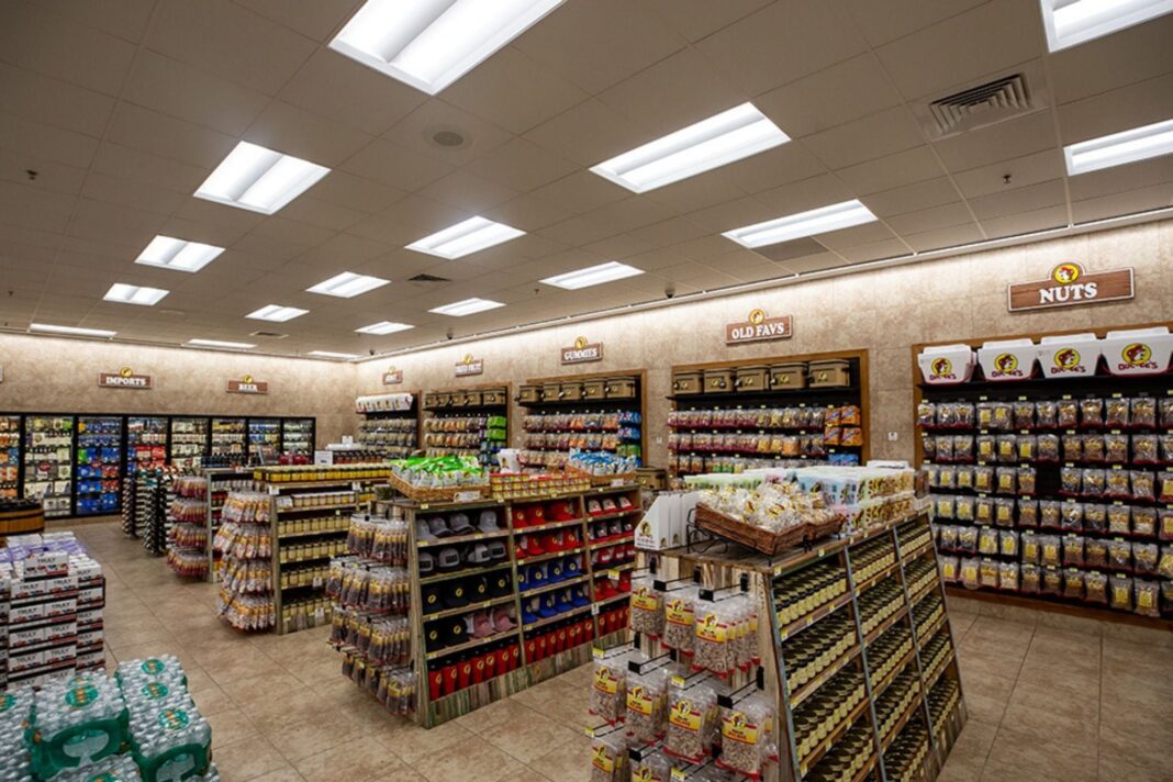 Local de Buc-ee's con estación de servicio y tienda de gran tamaño