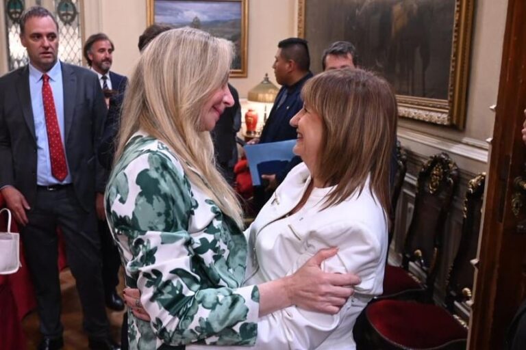 Patricia Bullrich habla en una conferencia de prensa