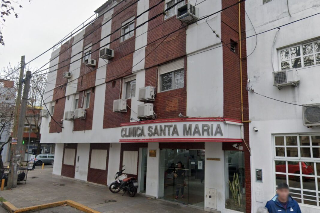 Imagen ilustrativa de una niña en un entorno hospitalario, representando el caso de la menor santiagueña