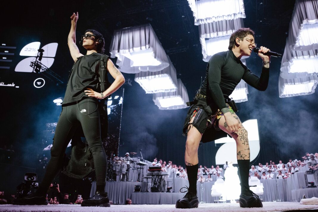 Ca7riel y Paco Amoroso en el escenario del Movistar Arena durante el show de Free Spirits