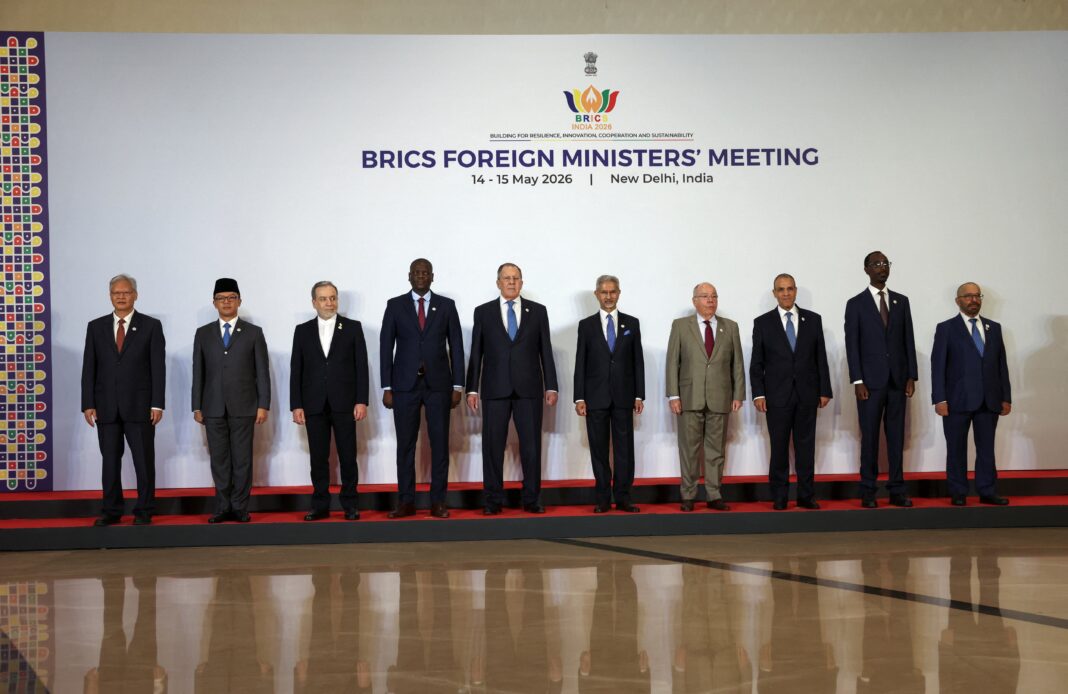 Reunión de cancilleres del BRICS en Nueva Delhi, India, con banderas de los países miembros