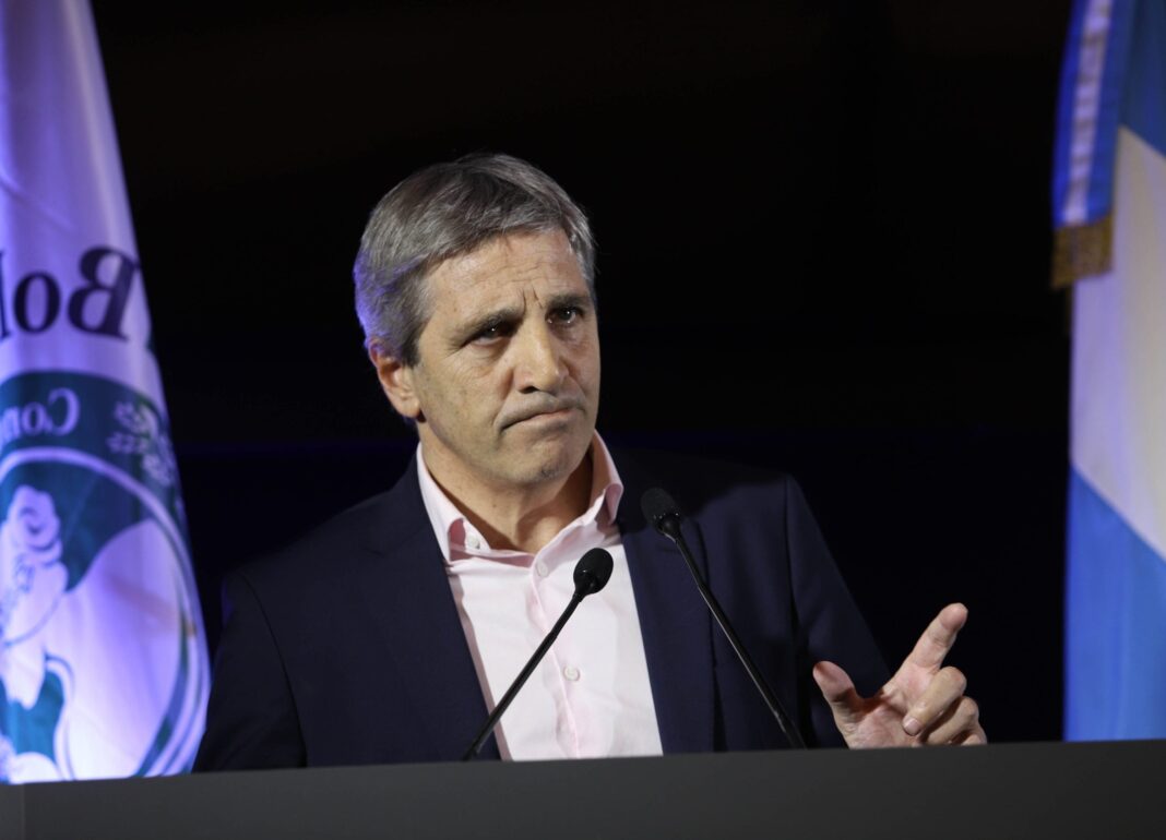 Luis Caputo en una conferencia de prensa defendiendo el Súper Rigi