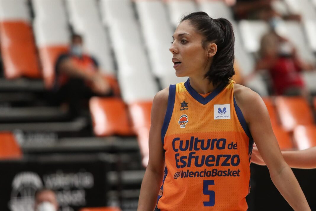 Jugadoras de Casademont Zaragoza y Valencia Basket en un partido de la Liga Femenina Endesa