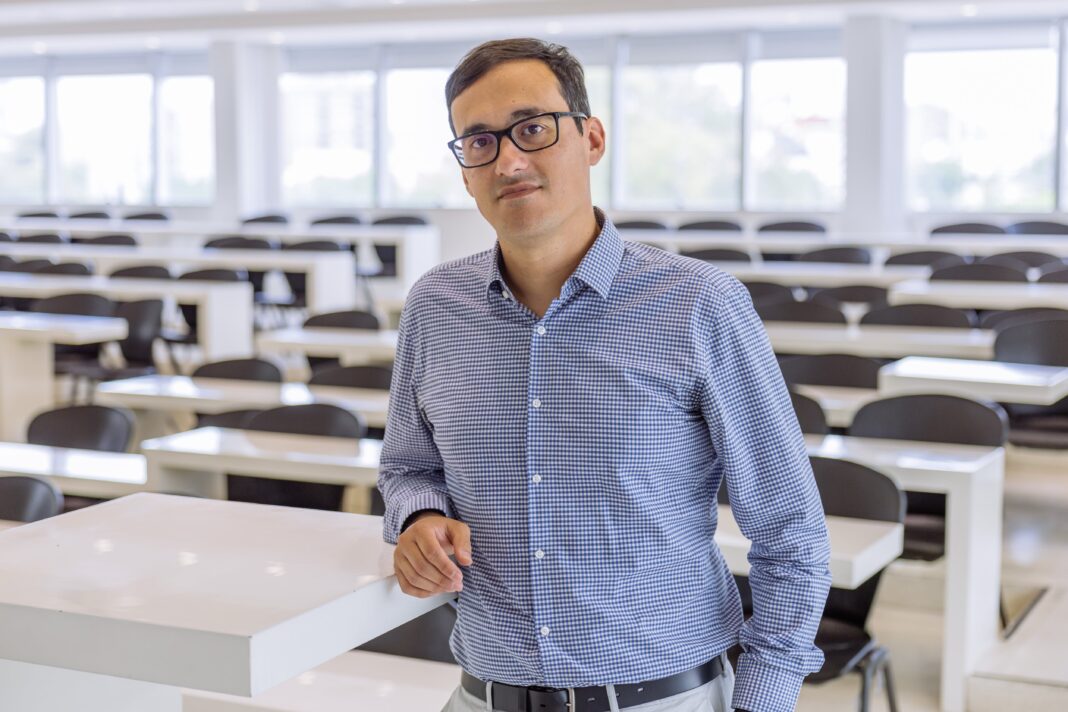 Joaquín Navajas, científico argentino, en el escenario de TED en Vancouver