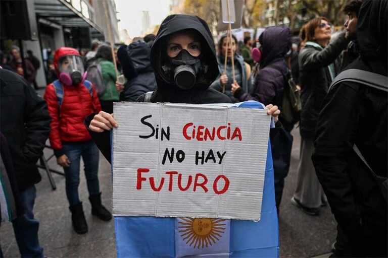 Investigadores en laboratorio argentino durante jornada de trabajo
