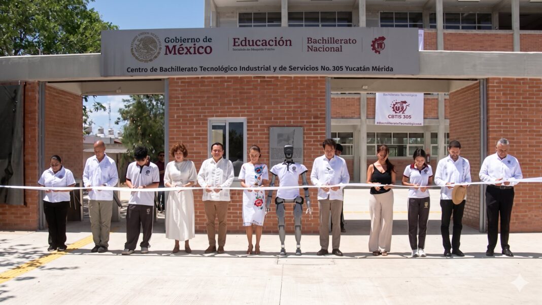 Claudia Sheinbaum y robot en inauguración de bachillerato en Yucatán