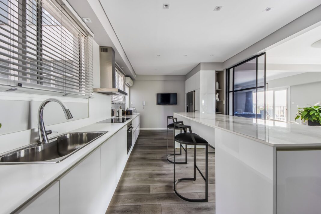 Cocina con puerta corrediza de vidrio que separa el ambiente del living