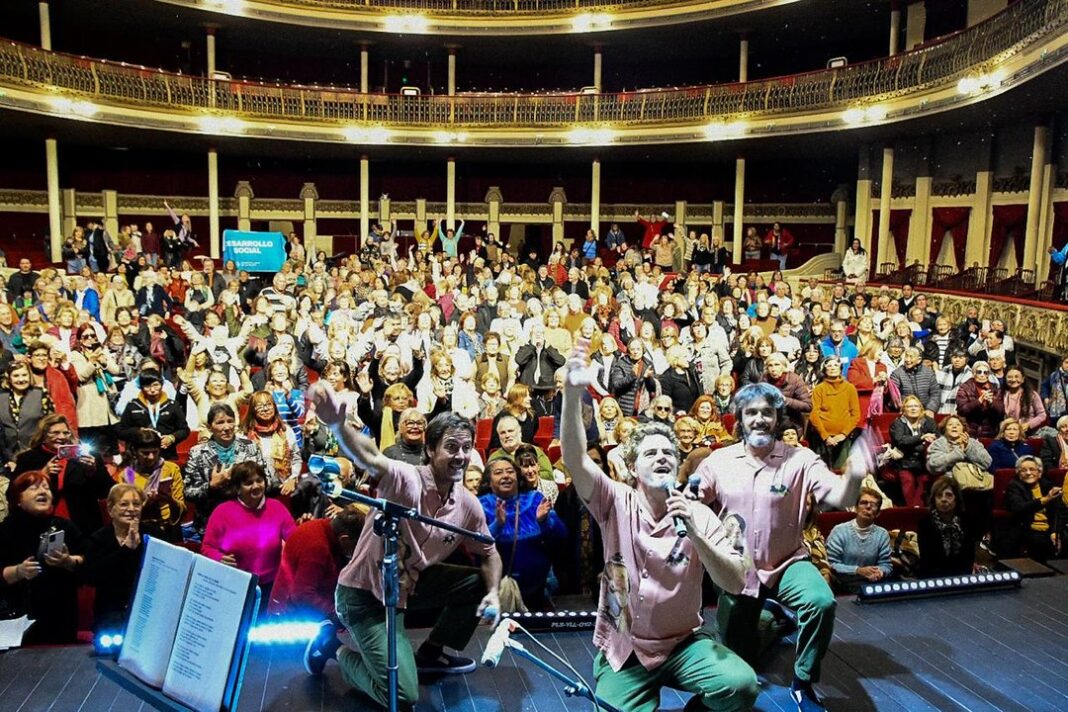 Adultos mayores en el Teatro Coliseo Podestá durante la función de Jubilandia