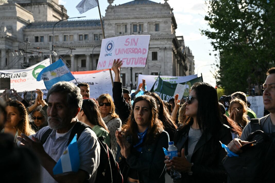Manifestación en defensa de las universidades públicas argentinas