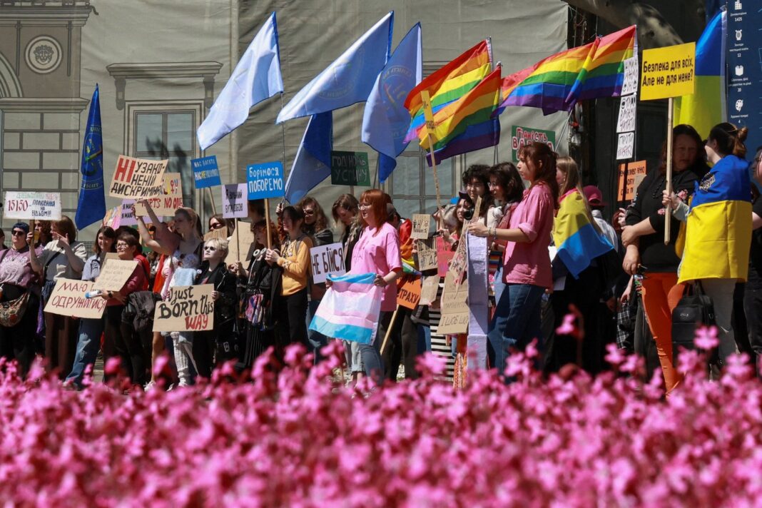 Plantón frente al CAI del Parque Centenario en Bucaramanga tras denuncia de presunta agresión a mujer trans
