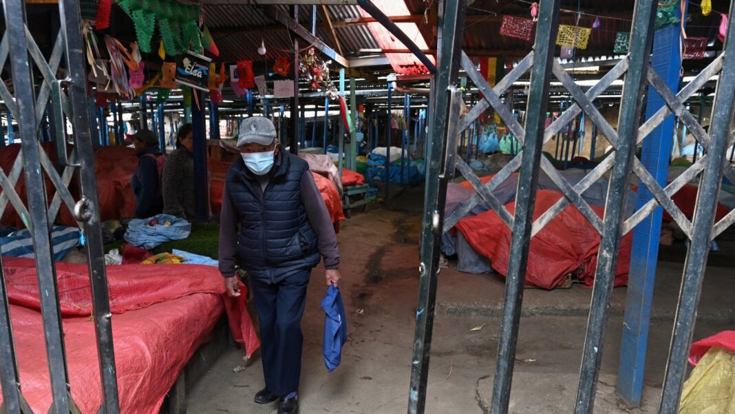 Personas compran en un mercado con estantes vacíos en La Paz, Bolivia, durante la crisis de abastecimiento por bloqueos