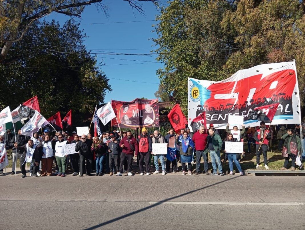 Manifestantes con banderas frente al ingreso del barrio privado Don Segundo en Moreno